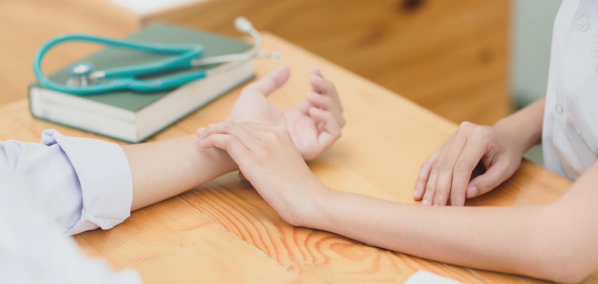 Кончики пальцев при заболевании становятся несколько толще