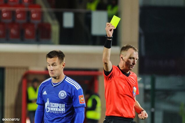 Анатолій Жабченко показує жовту картку гравцеві 'Оренбурга'