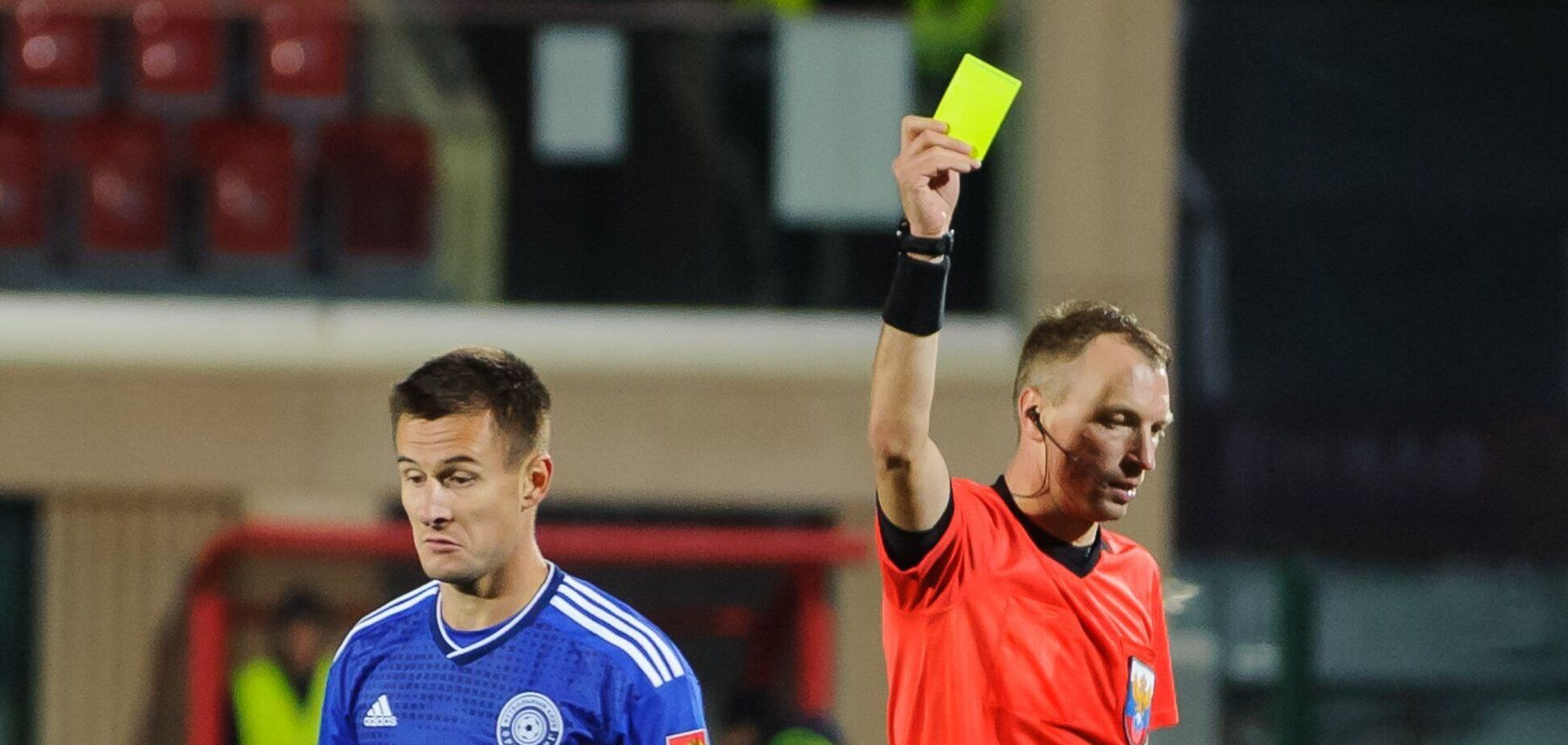 Анатолій Жабченко показує жовту картку гравцеві 'Оренбурга'