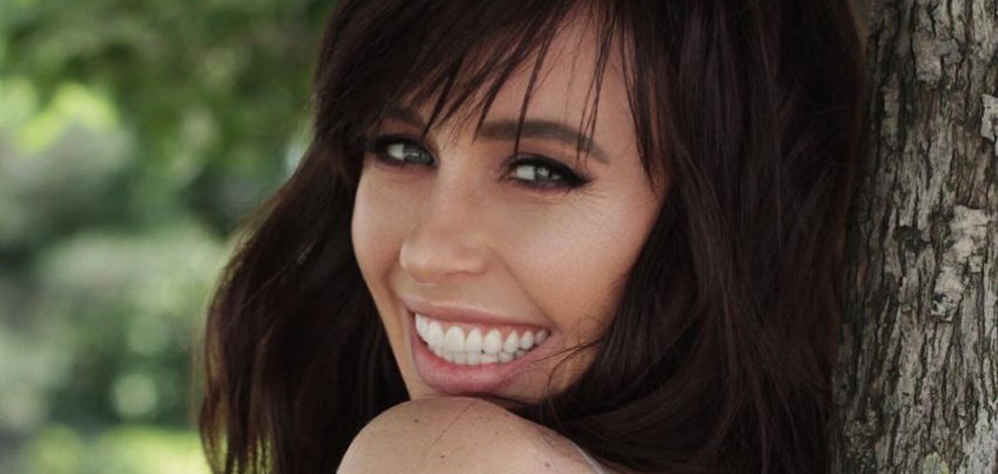 Мирослава Карпович знялася в мокрій сукні без білизни