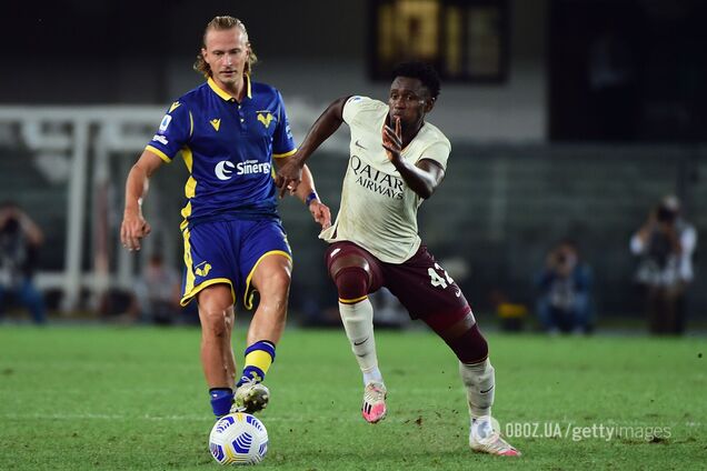 Амаду Диавара из 'Ромы' ведет борьбу против игрока 'Вероны'