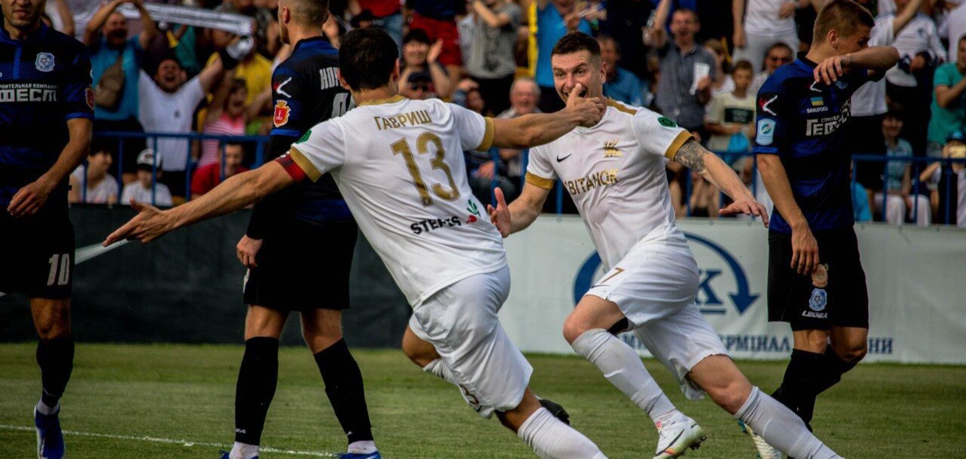 'Колос' святкує гол у ворота 'Чорноморця'