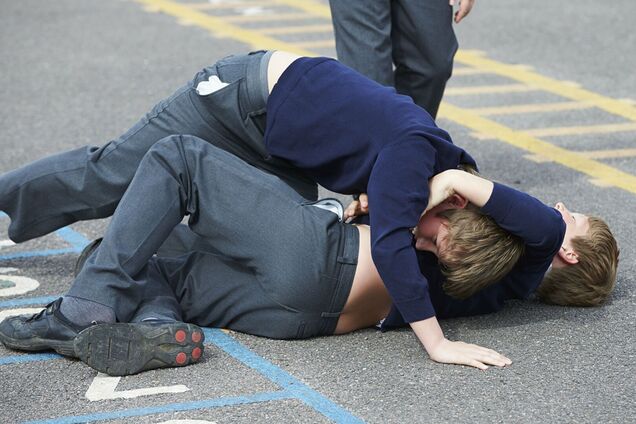 В Кривом Роге подростки устроили драку в школе и попали в больницу