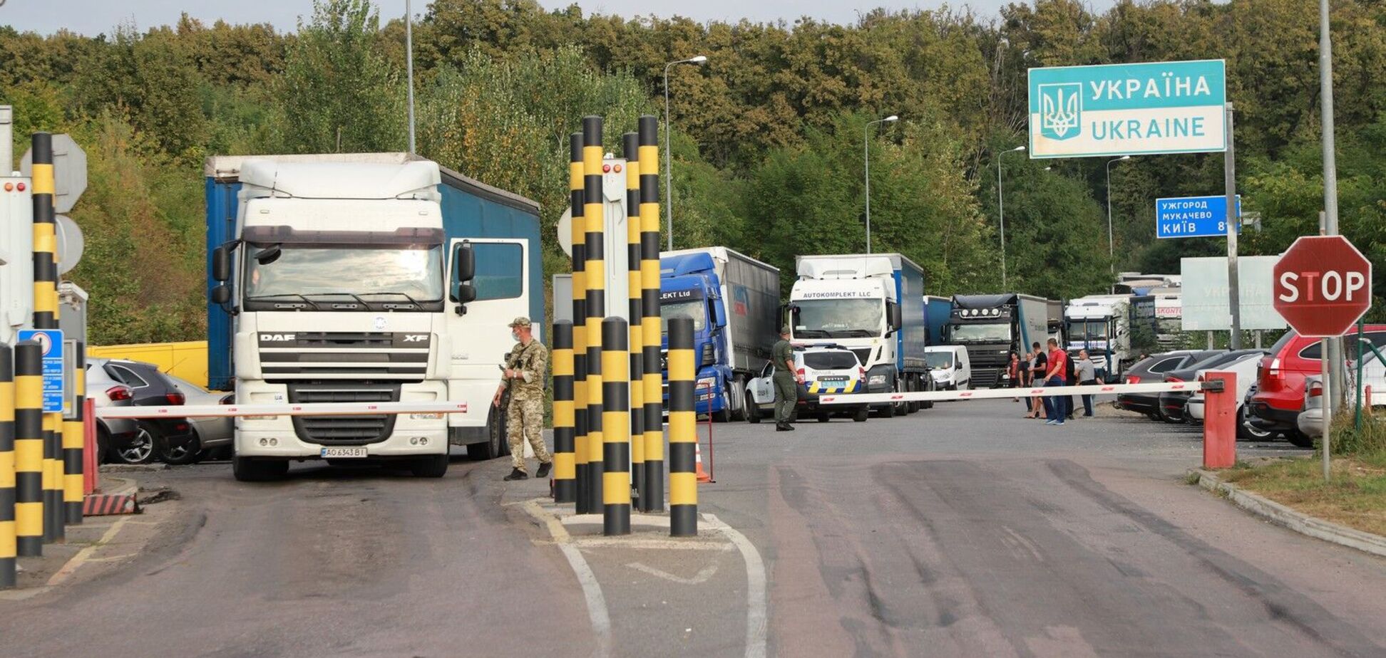 На границе с Венгрией и Словакией скопились сотни автомобилей