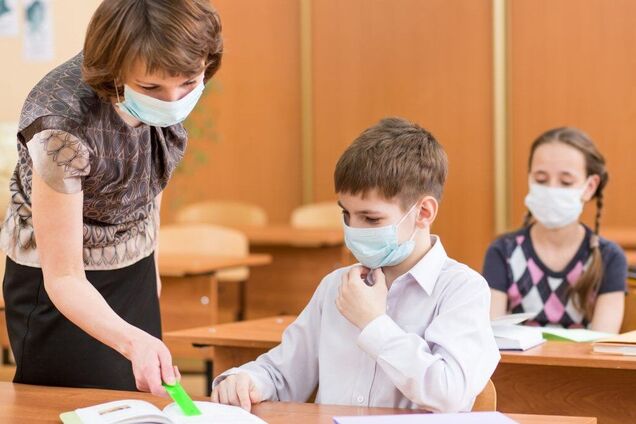 В Днепре школьников массово отправили на самоизоляцию из-за COVID-19