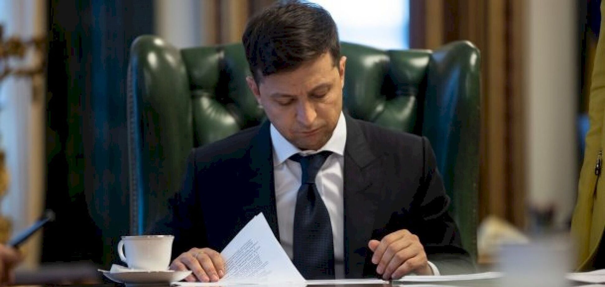 Стало известно, какую зарплату получил Зеленский в августе