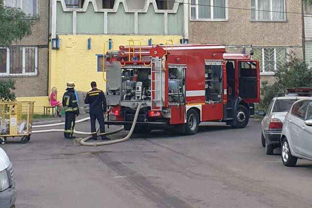 В Киеве в квартире произошел крупный пожар: есть пострадавший. Видео