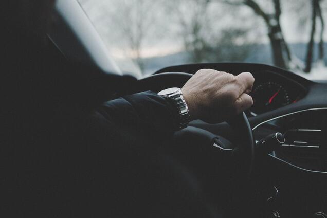 В Днепре водитель с ножом бросался на людей. Видео