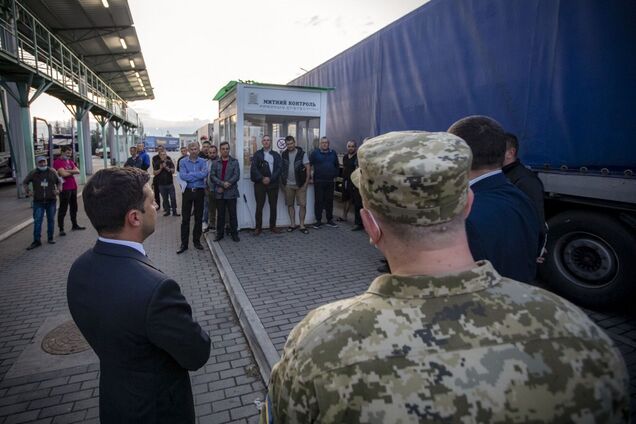 Зеленский посетил пункт пропуска на Закарпатье