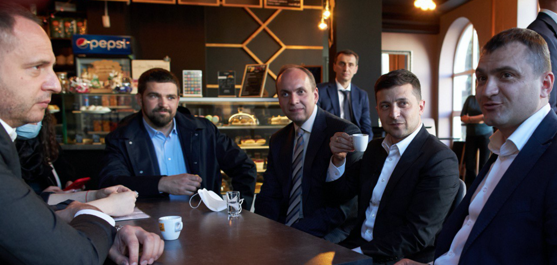 КС рассмотрит возможность наказания Зеленского за нарушение карантина