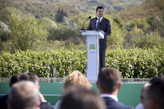 Зеленский пообещал построить новый аэропорт на Закарпатье