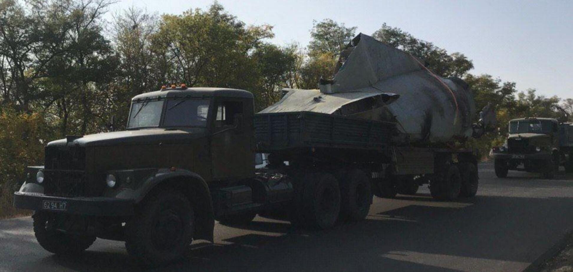 С Чугуева вывезли обломки самолета Ан-26. Фото: Telegram Украина24