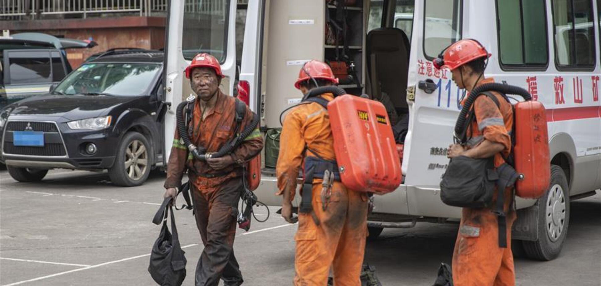 У Китаї обвалилася шахта, загинули 16 осіб. Фото з місця НП