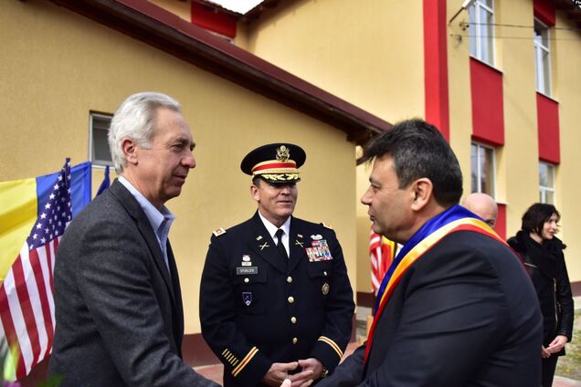 Ион Алиман (справа) не дожил до дня голосования 10 дней