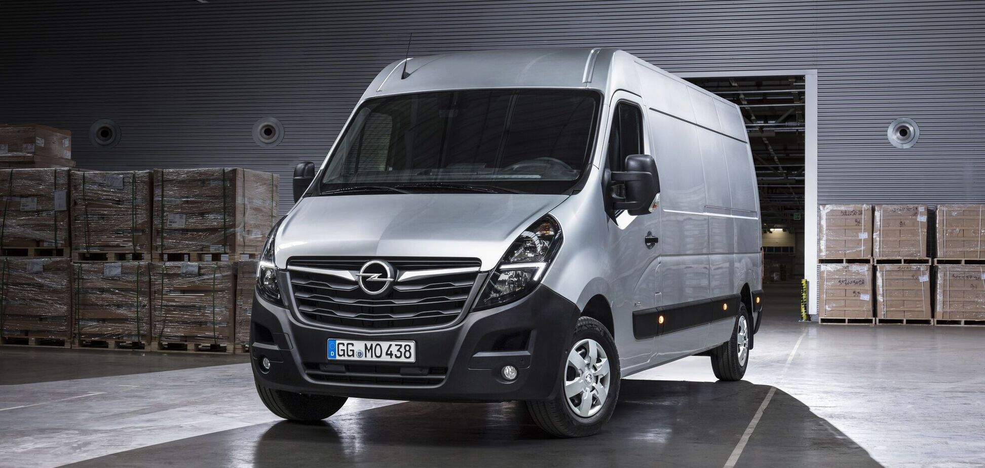 Opel готовит электрическую версию фургона Movano
