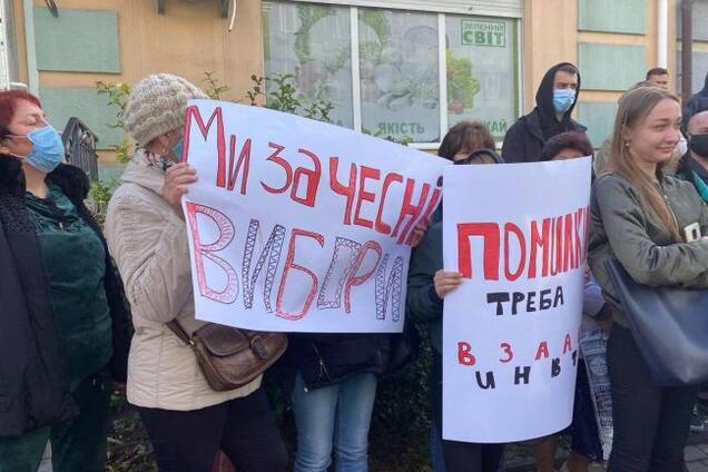 В Ривне под стенами ТИК устроили проплаченный митинг