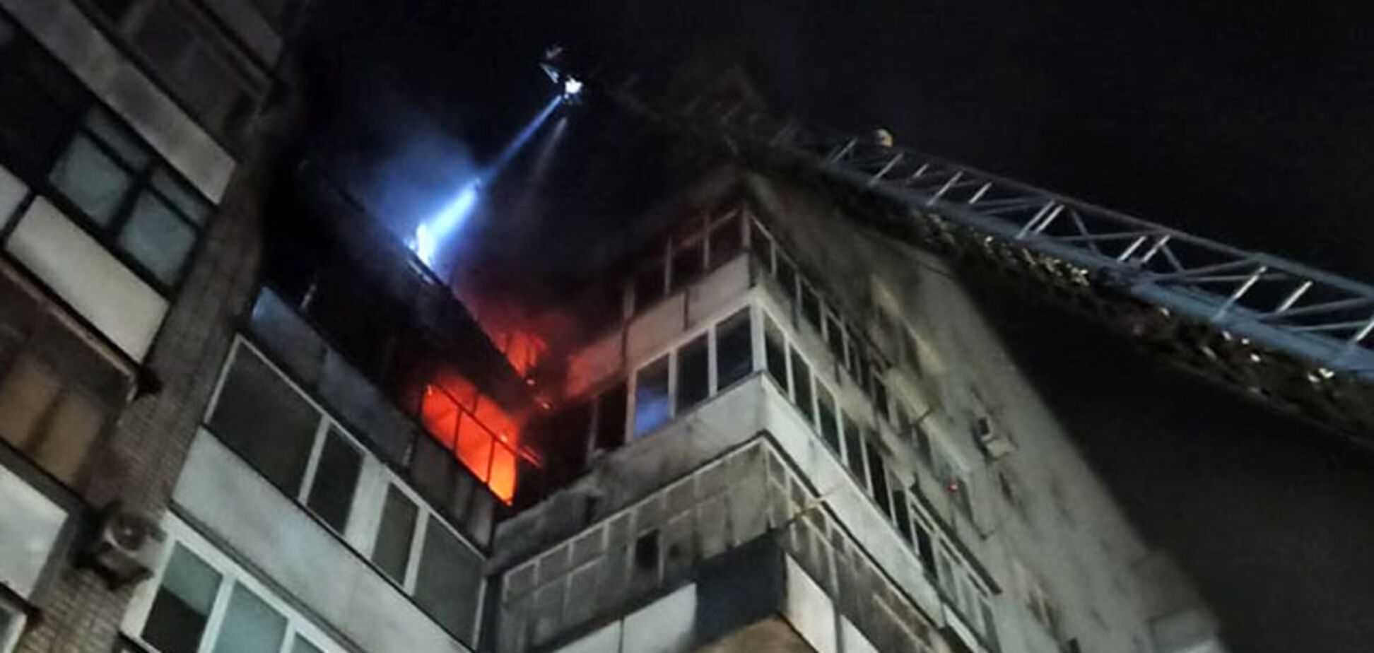 Под Днепром в многоэтажке огонь охватил несколько этажей: спасатели эвакуировали людей