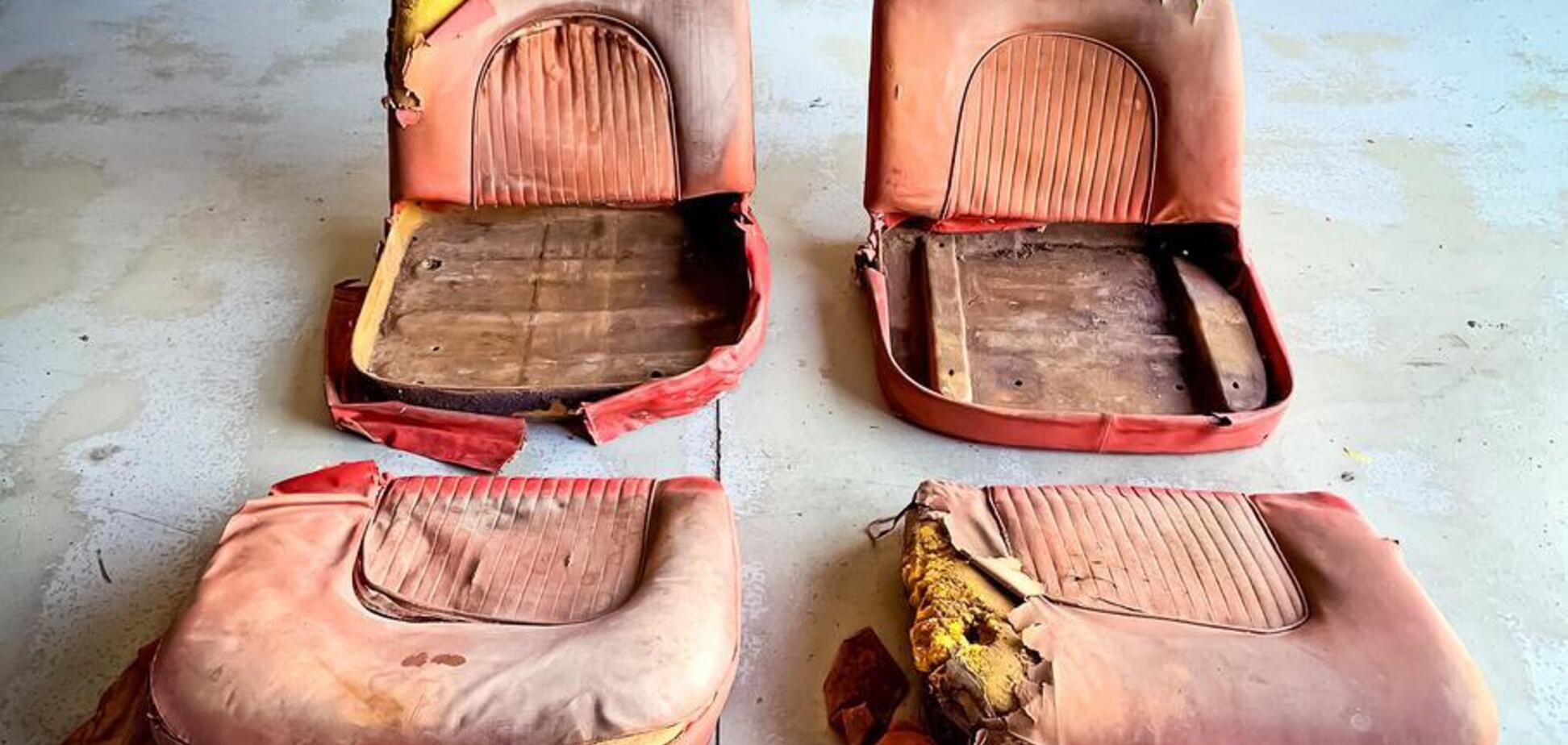 Старые рваные кресла от автомобиля выставили на продажу за $90 000