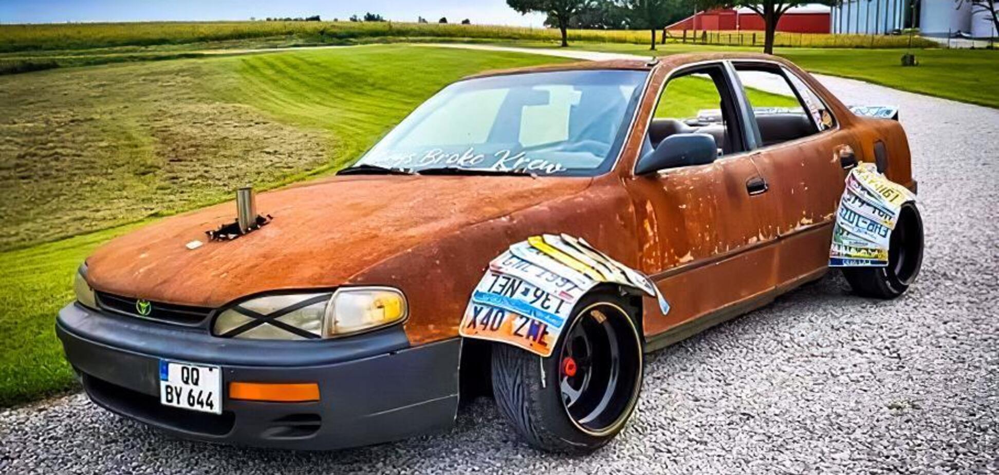 Для Toyota Camry зробили іржавий кузов та колісні арки з номерних знаків