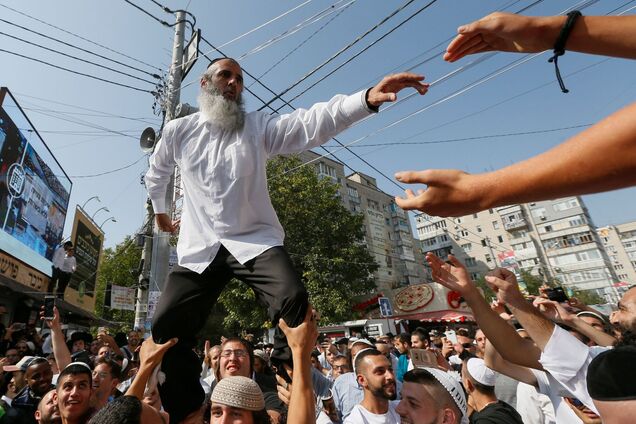 Хасидам запретили собираться больше одного человека на 10 кв. м