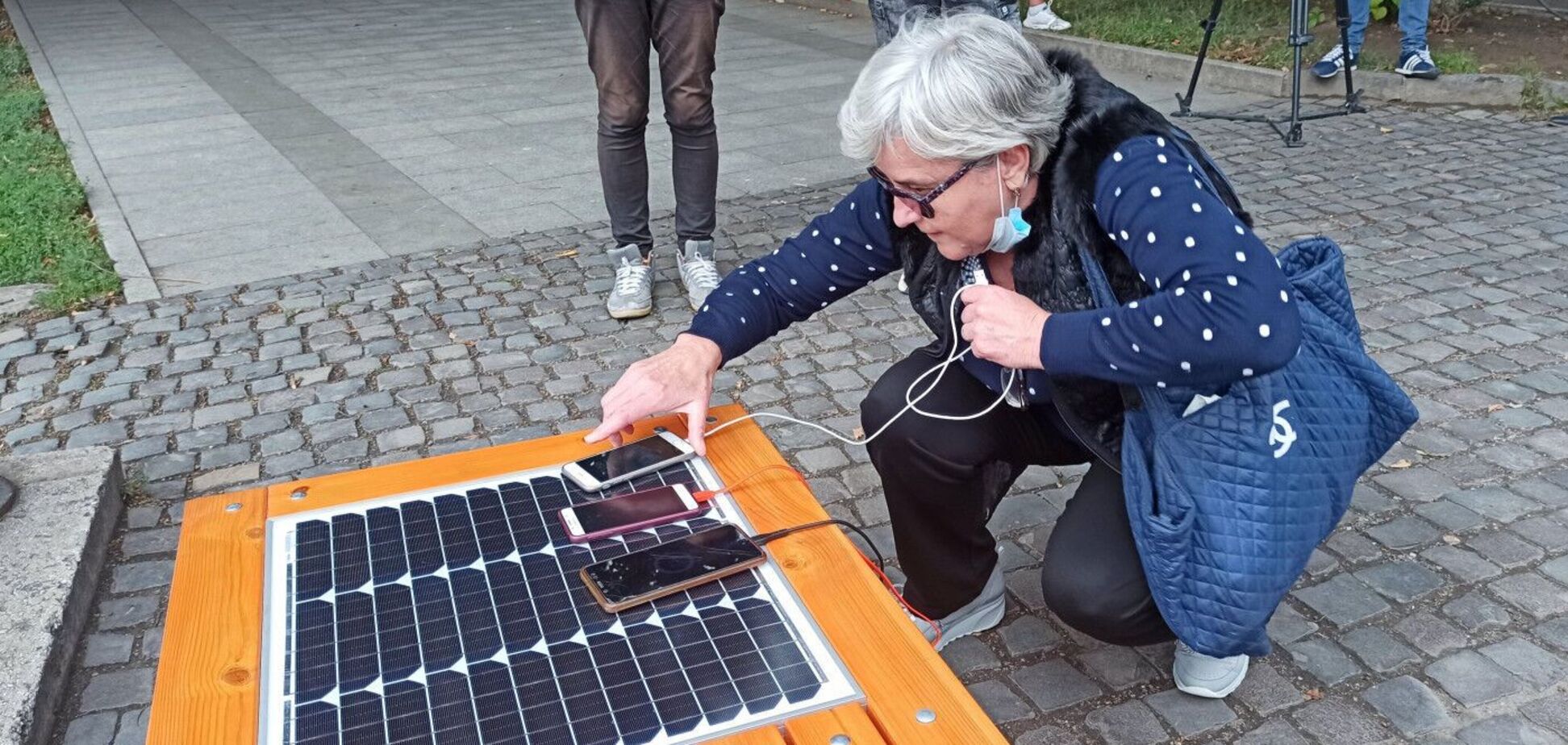 В Ужгороді встановили технолавку за 20 тисяч. Фото