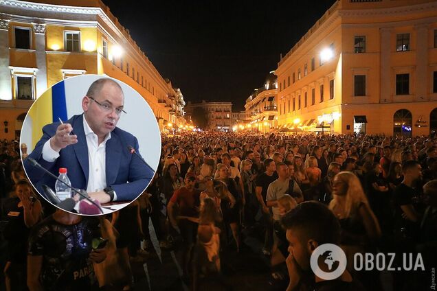 Десятки тисяч людей зібралися на площі без масок в Одесі