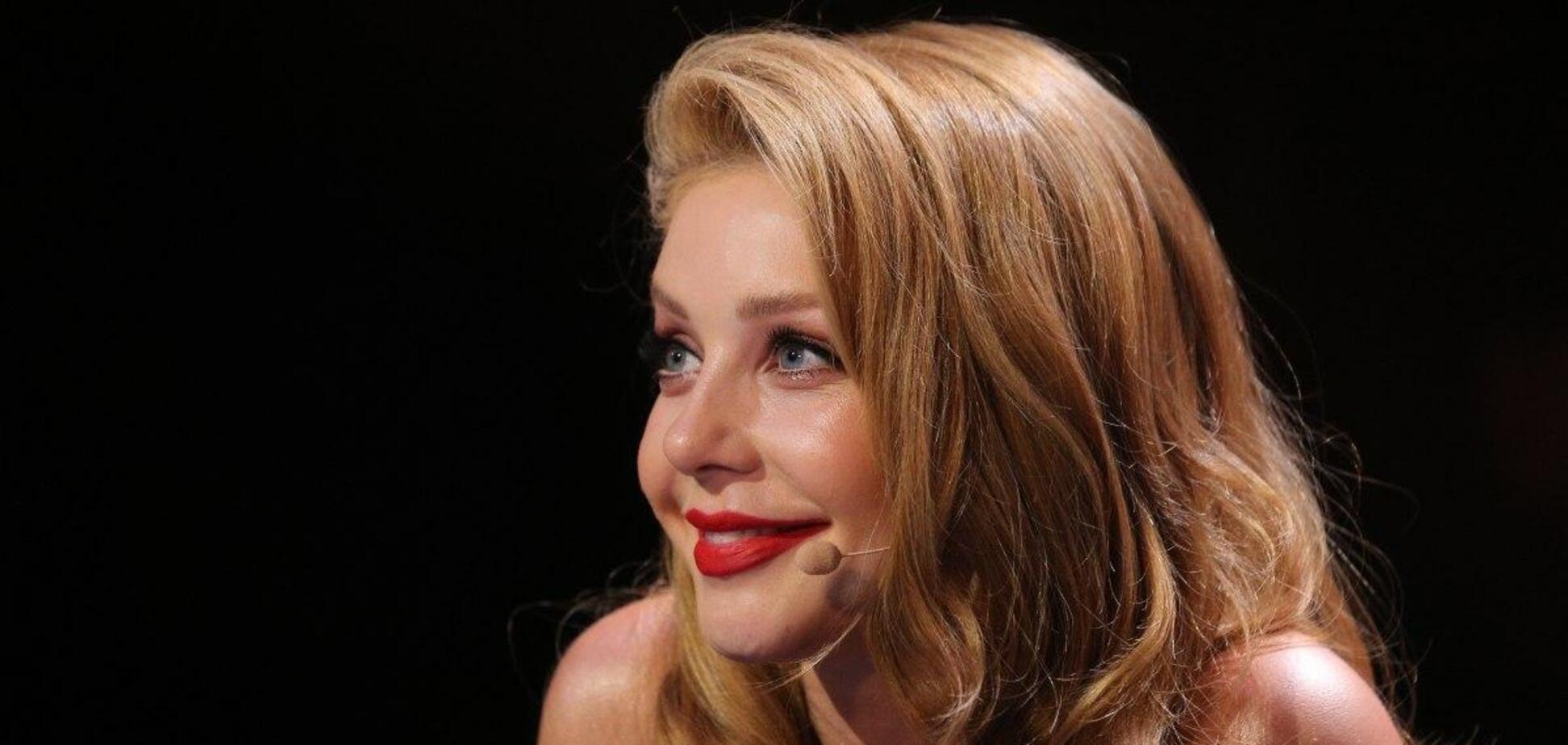 Тина Кароль впечатлила пикантным образом