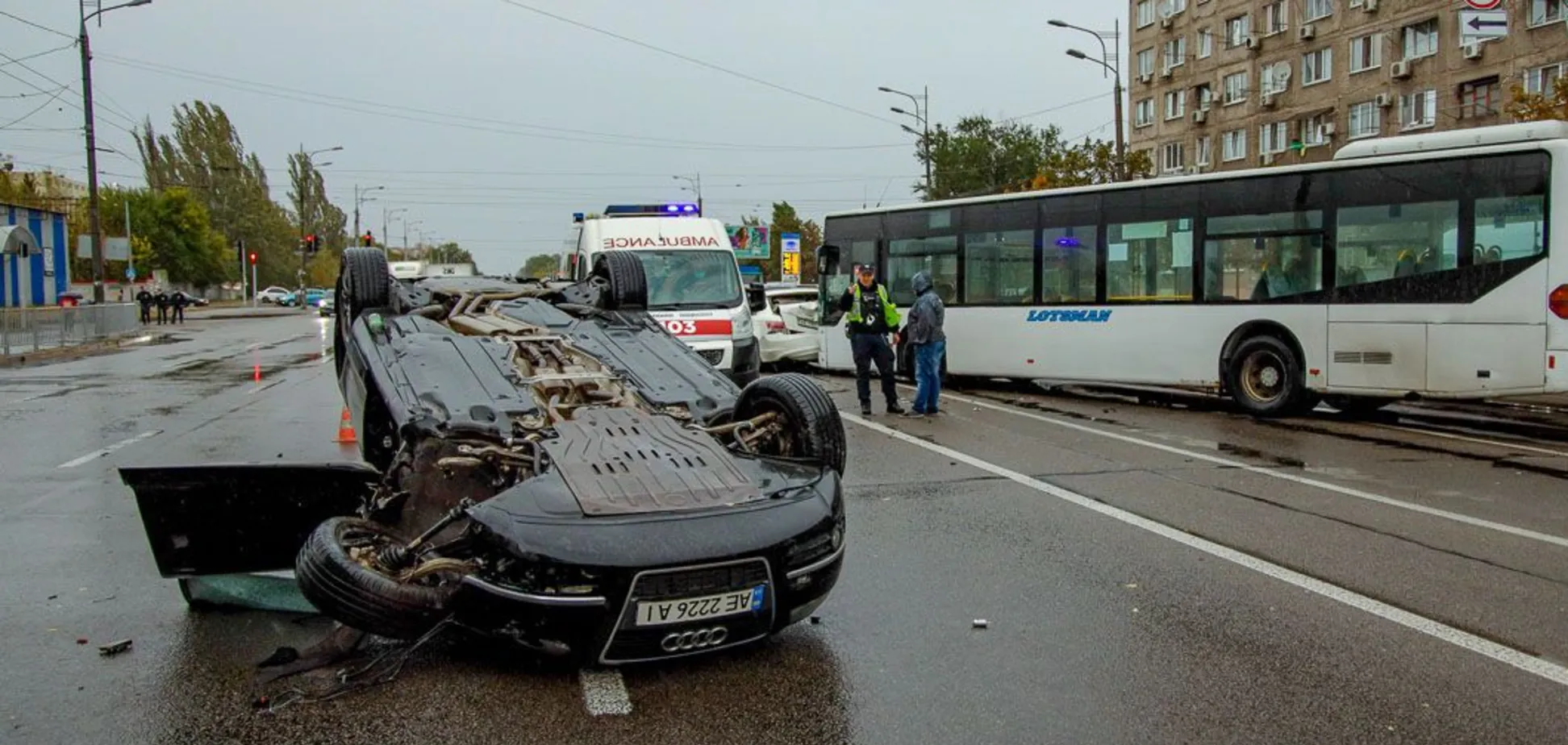 В Днепре в ДТП с переворотом пострадали два человека. Фото
