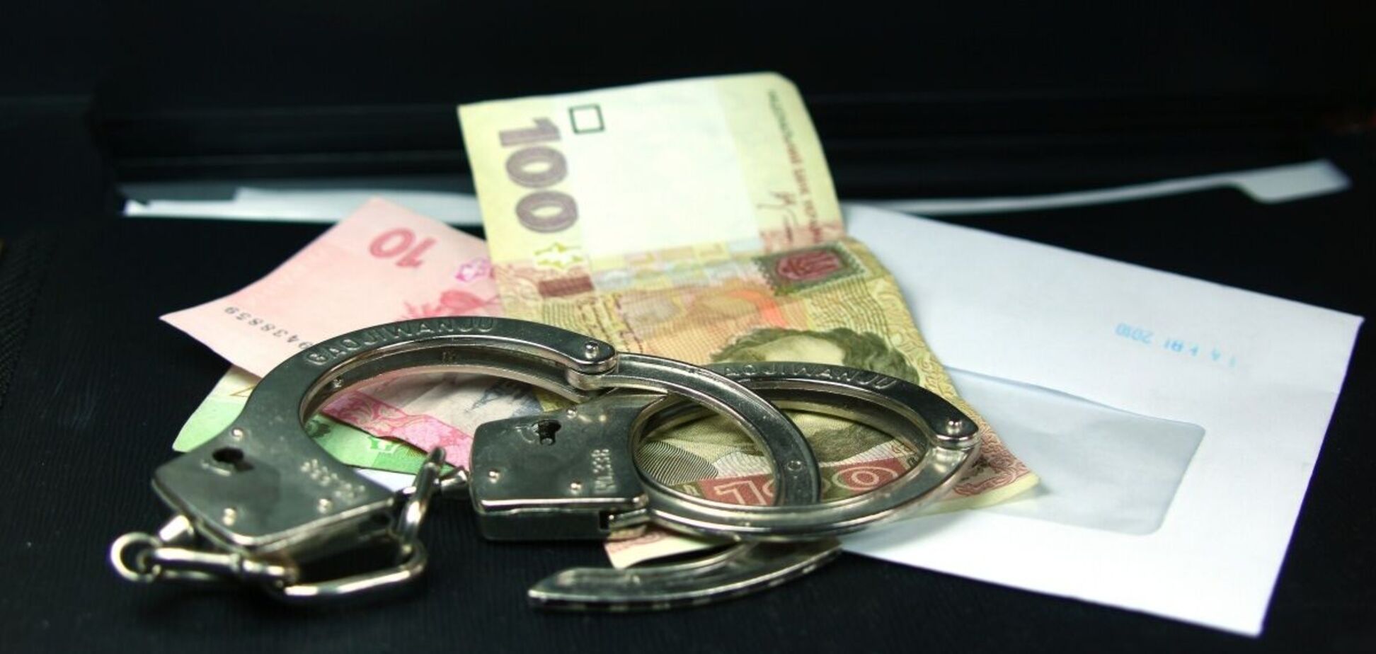 В Днепре будут судить полицейского за взятку в четверть миллиона гривен