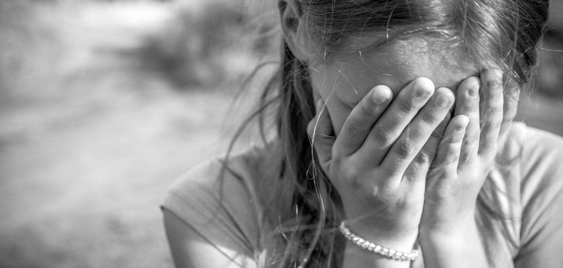 В Каменском учительница ударила девочку, обозвавшую ее дурой: в сети разгорелся скандал