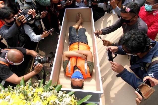 В Джакарте те, кто не соблюдает карантин, ложатся в гроб. Фото: Facebook Александра Деркача