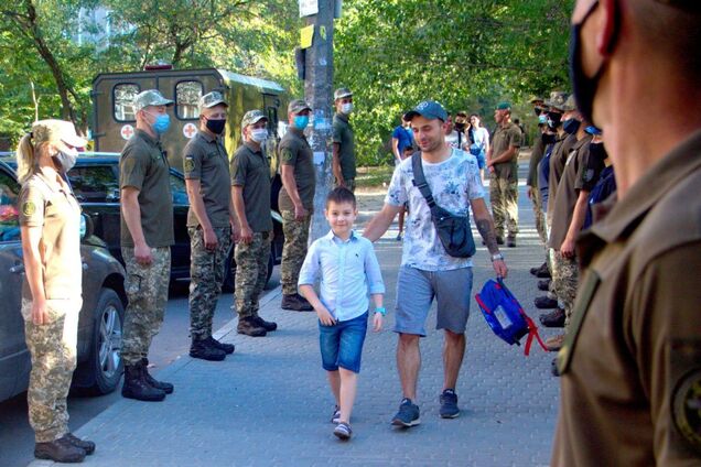 Сына погибшего морпеха в школу отвезли на военном автомобиле.