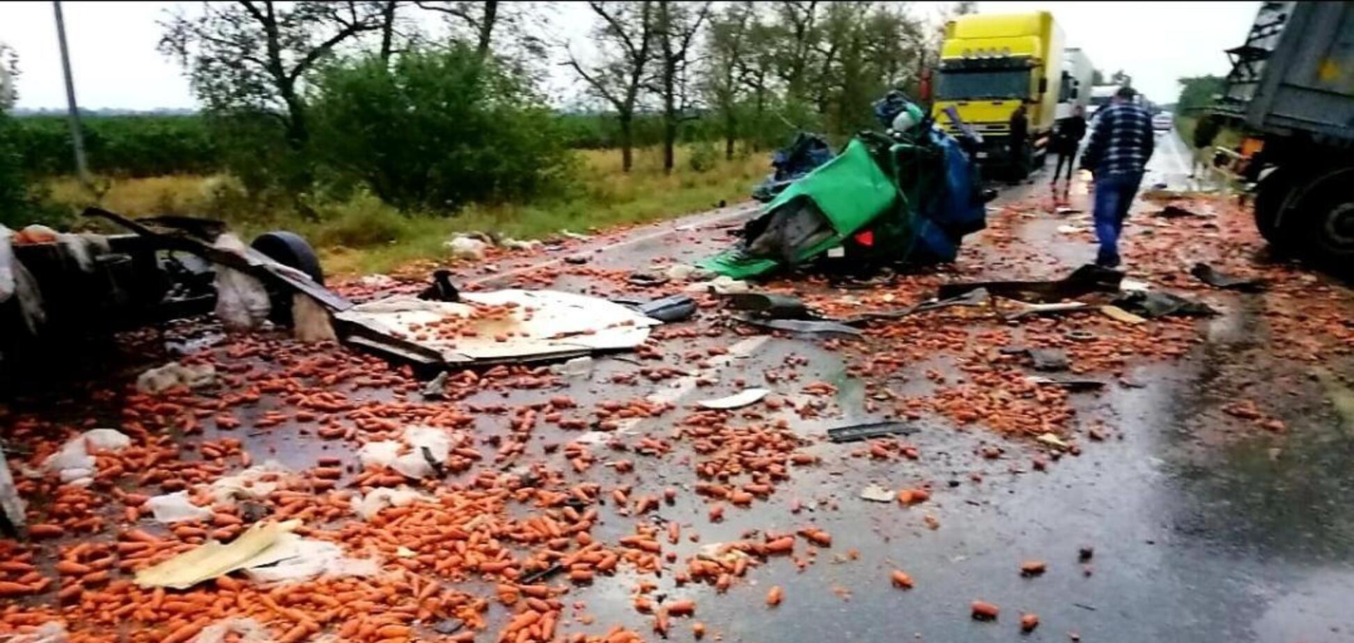 На Николаевщине MAN столкнулся с Mersedes. Фото: Национальная полиция в Николаевской области
