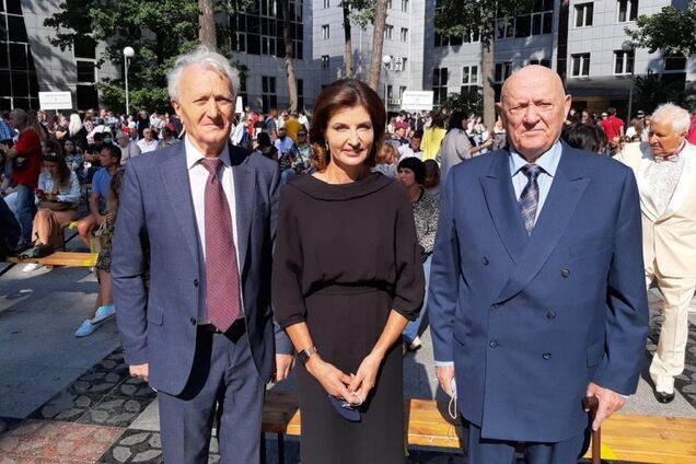 Жена Порошенко обеспечила масками и санитайзерами студентов с инвалидностью