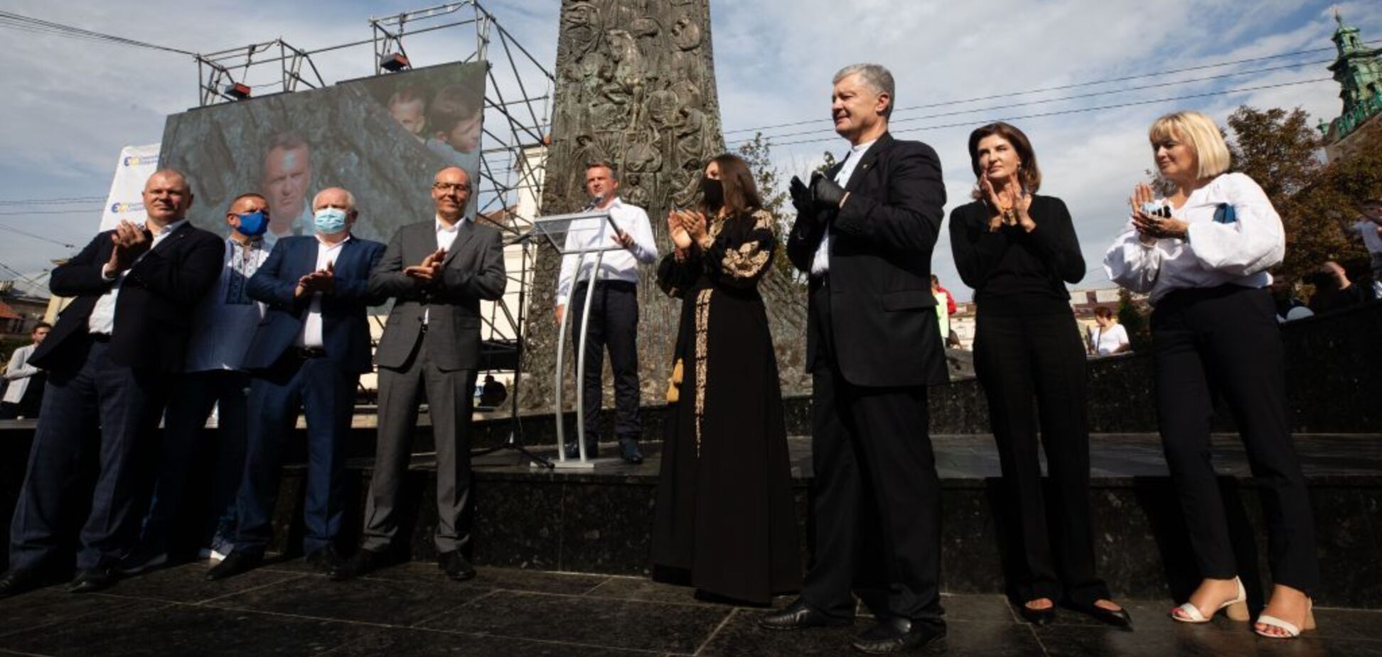 Порошенко на віче підтримав Олега Синютку на посаду міського голови Львова