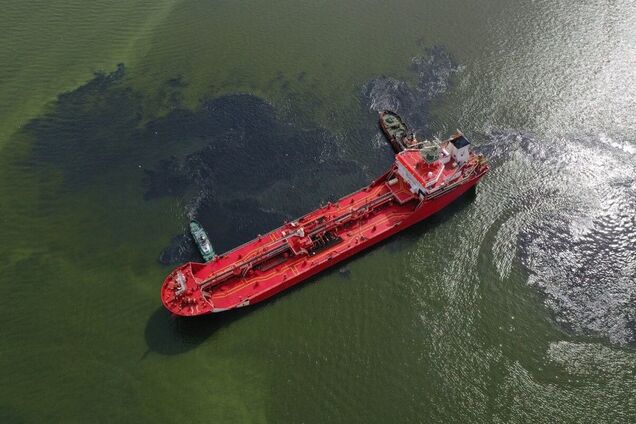В Україну прибув танкер з Італії з бітумом для будівництва доріг