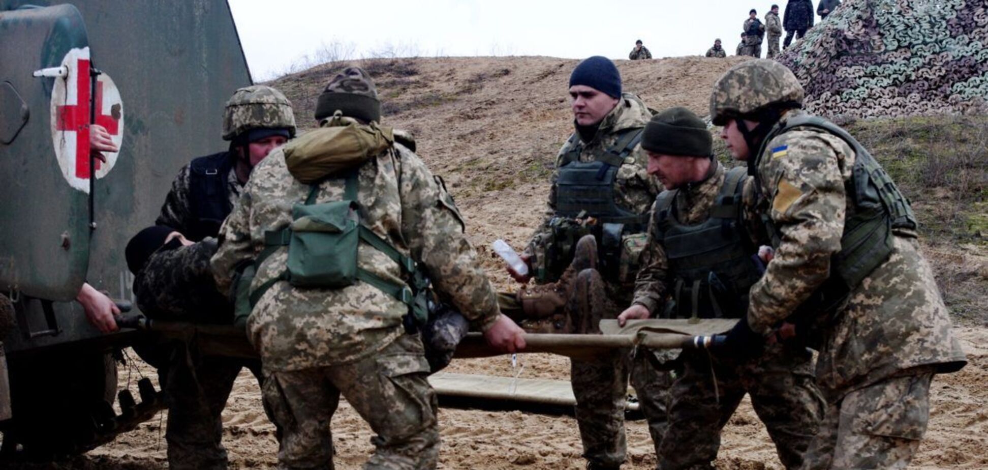 У Дніпро військовими вертольотами евакуювали двох тяжкопоранених бійців