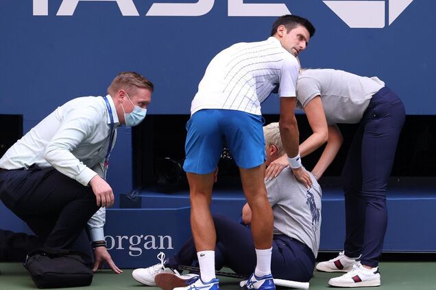 Новак Джокович оказывает помощь пострадавшей судье