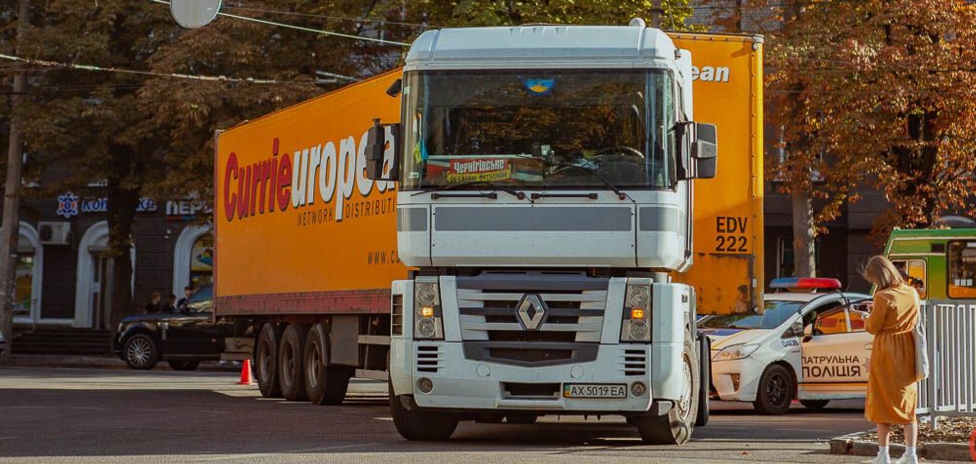 У Дніпрі тягач переїхав ногу дитині. Фото і відео з місця аварії