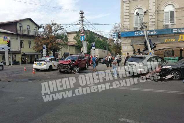 У центрі Дніпра сталася потрійна ДТП: є постраждалі