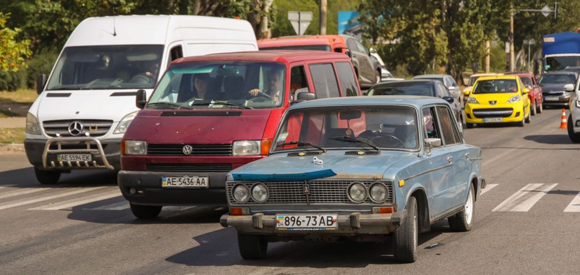 У Дніпрі авто збило жінку на пішохідному переході. Фото і відео аварії