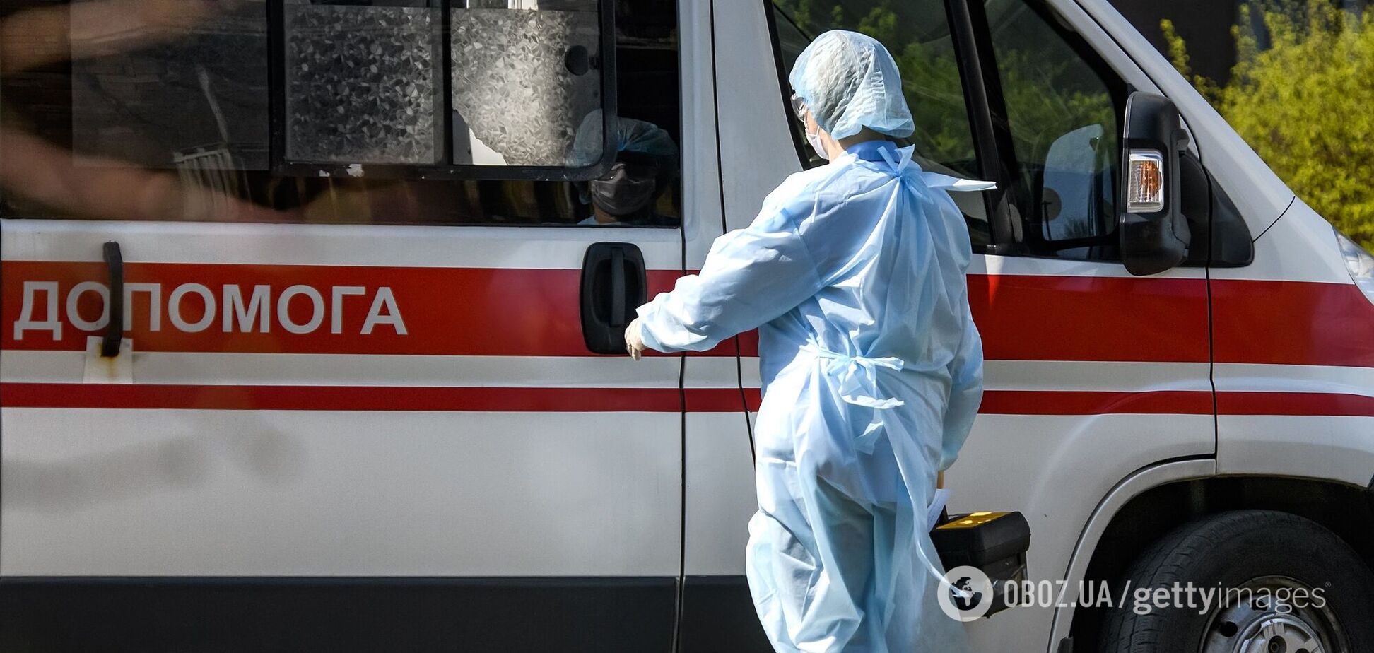 На Тернопільщині колапс із COVID-19: 'швидкі' годинами чекають госпіталізації пацієнтів