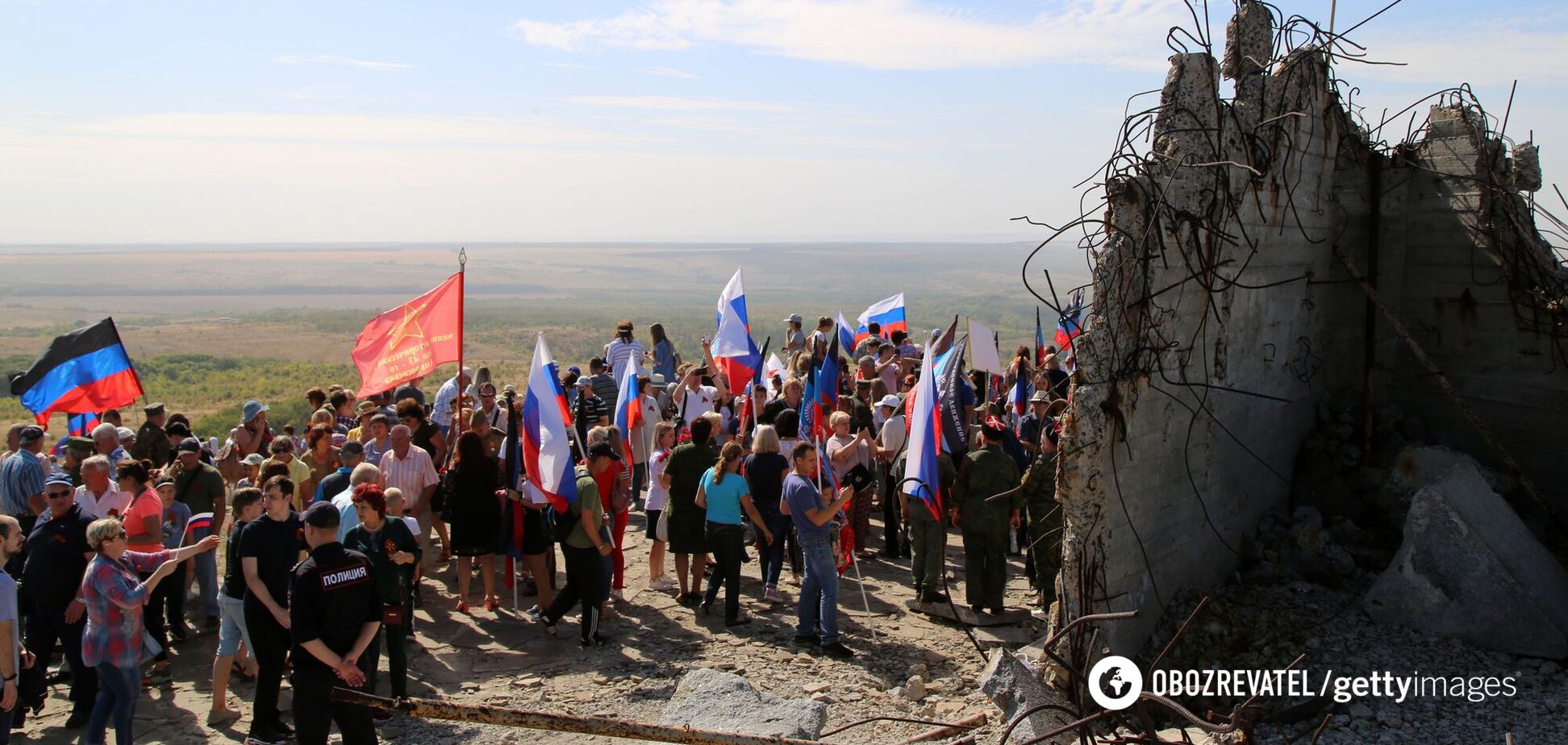 Люди беруть участь у заході з нагоди 77-ї річниці визволення Донбаської області