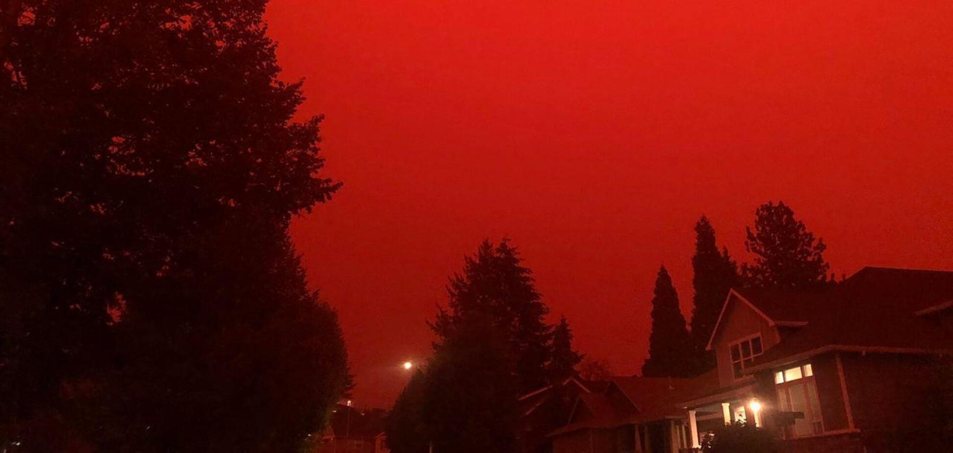 У США небо стало криваво-червоним через лісові пожежі. Приголомшливі фото і відео