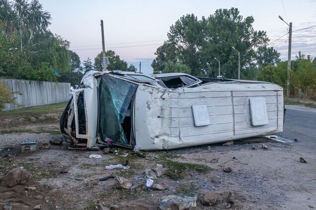 У Дніпрі перекинулася маршрутка, є постраждалий. Фото з місця ДТП