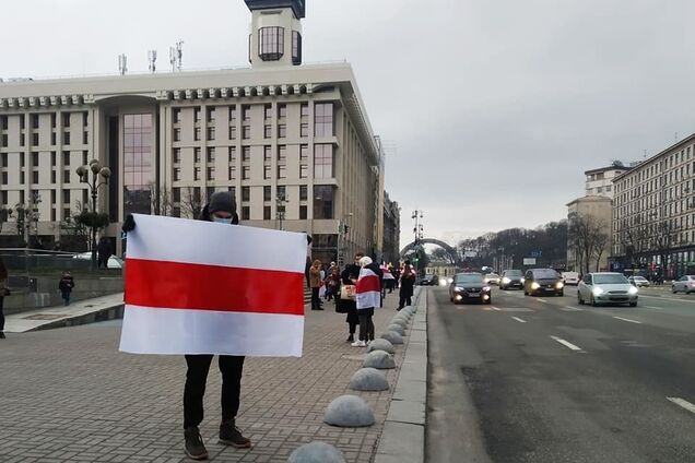 У Києві створили 'ланцюг солідарності' на підтримку протестів у Білорусі. Фото