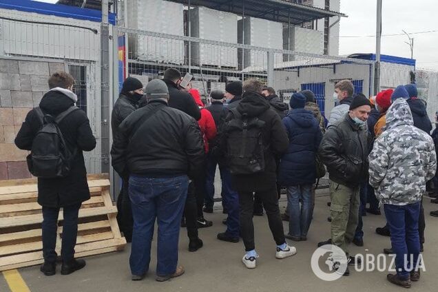 Возле 'Эпицентра' в Киеве устроили ажиотаж. Фото и видео