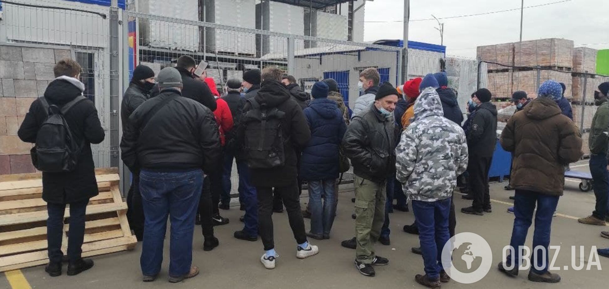 Возле 'Эпицентра' в Киеве устроили ажиотаж. Фото и видео