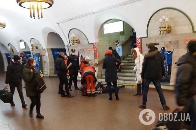 В метро Киева мужчина упал с лестницы