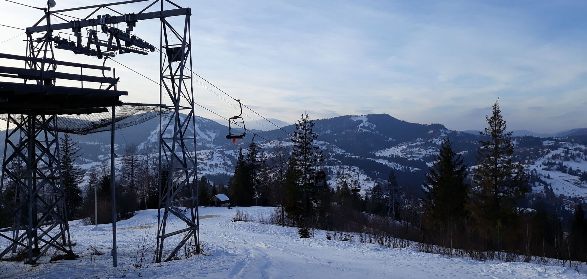 Підйомник на горі в Карпатах